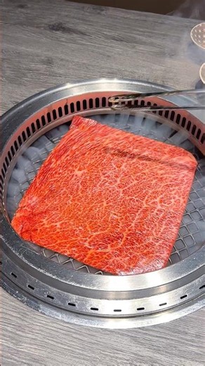 焼き台いっぱいで豪快に焼きあげる特大和牛ザブトン焼き🍖