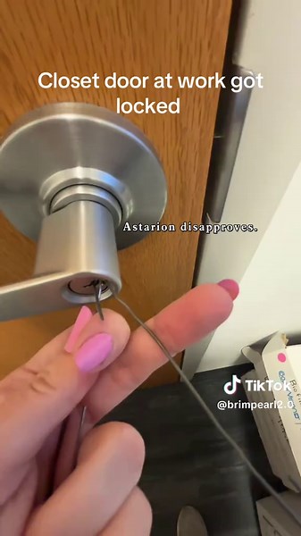 I am no rouge guess no contact lenses for people today 😭 can’t even pick a simple lock. #fyp #rouge #astarion #bg3