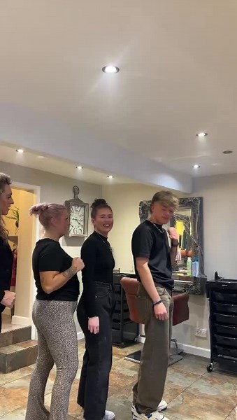 The chicken prank on louis 😂😂 #chickendance #chickendanceprank #fyp