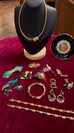 2.1K views | Vintage 飾品，由我家的小助理為大家介紹，每款只有一件，快D入手啦 購買連結:...