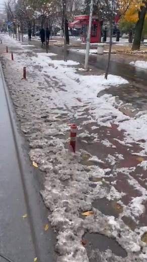 ❄️🚲 Snijeg je pao, ali biciklistička infrastruktura u Banjoj Luci opet je ostala potpuno neočišćena. Umjesto da se staze održavaju kao dio redovnog saobraćaja, biciklisti su ponovo primorani da rizikuju i voze po kolovozu ili uopšte ne koriste bicikl. Video jasno pokazuje stanje na terenu — staze su prekrivene snijegom, a prolaz je praktično nemoguć. 🚧 Ako želimo održivu mobilnost, onda biciklističke staze moraju biti čišćene jednako kao i putevi. Ovo nije luksuz nego osnovni uslov bezbjednost