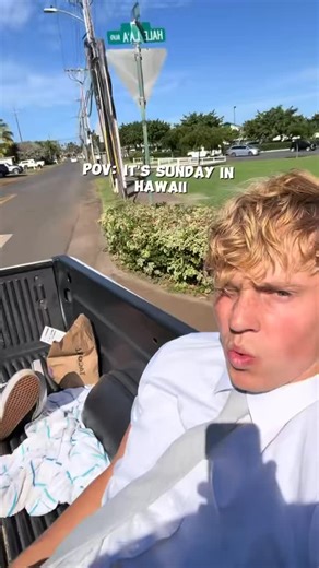 Taylor Mecham on Instagram: "#sunday #vibin #hawaii"