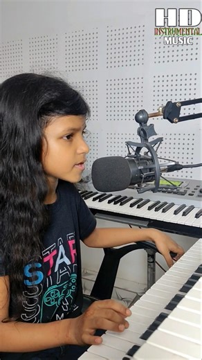 Aaj main Upar Aasman Niche Sing And playing Piano #piano #singing #shorts #trending
