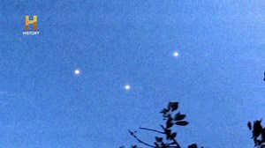 45K views · 1.2K reactions | Em 2019, em Butte, Montana, um professor de antropologia publicou um livro explorando a ideia perturbadora de que o fenômeno OVNI poderia estar relacionado à possibilidade de nossos descendentes humanos estarem viajando de volta no tempo. Será? #AlienígenasDoPassado | HISTORY | Facebook