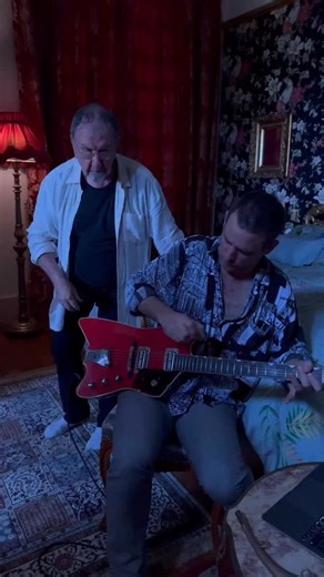 La taca-tac-tactique anti-moustique ! Une des chansons très « animées », typique du spectacle actuel … À voir en vrai ! Encore 2 jeudis, à L’Apollo Théâtre, de Paris ! Plus d’infos sur Gotainer.com. #richardgotainer #bricedelage #gotainer #spectaclevivant #artistefrancais #spectacle2025 #sortiraparis #spectacle #guitare #bruiteur #interprete #chansonatexte #viedartiste #ramenesaphrase | Richard Gotainer