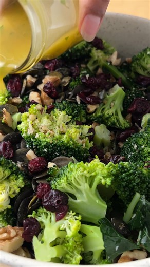 If you need a quick, fresh, 10-minute holiday side dish… this vegan broccoli salad is the one. 🥦✨ | Plant-Based on a Budget