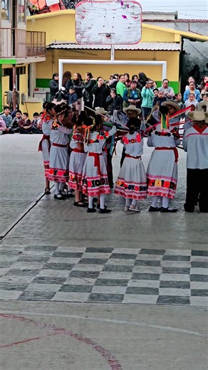 XOCHIPITZAHUATL significa "flor menudita". Son ritual de origen náhuatl, celebra la conexión con la tierra y la naturaleza. Se realiza en ceremonias: bodas, bautizos, funerales y fiestas patronales. | Huapalcalco Comunidad