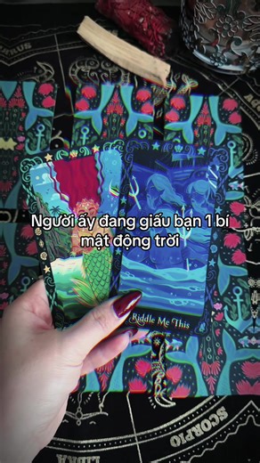 Kathy thấy năng lượng ở đây không phải là kiểu phản bội trắng trợn, mà là một điều họ không dám nói vì sợ mất bạn. Và bí mật này nằm ở ba hướng rất rõ: 1. Họ nhớ bạn nhiều hơn những gì họ thể hiện Họ tỏ ra bình thản, lạnh, bận… nhưng sự thật là họ vẫn theo dõi bạn từng chút. Họ xem story, nhấn vào trang cá nhân bạn nhiều lần, nhưng không dám xuất hiện vì sợ bạn thấy họ yếu đuối. 2. Họ đang so sánh bạn với tất cả những người khác Không có ai khiến họ cảm giác giống bạn. Dù họ có thử nói chuyện vớ