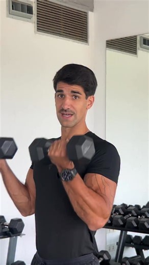 Si tu objetivo es conseguir una recomposición —perder grasa del abdomen y tener un físico fuerte y atlético—, lo más importante no es cuántas repeticiones haces, sino cómo las haces 🧠 Necesitas sentirte cómodo en cada ejercicio. Cuando dominas la técnica y estás a gusto con el rango de repeticiones, es mucho más fácil acercarte al fallo real. Y ahí es donde de verdad se genera el cambio. A partir de ahí, el siguiente paso es simple: hazte más fuerte cada semana. Súmale peso o alguna repetición 