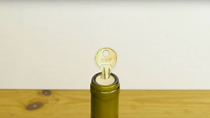 ¿Cómo abrir un vino con una llave?