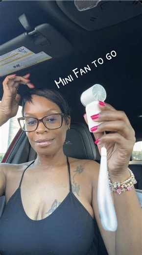 This little mini held hand fa should be in all the ladies bags 🛒✨🛍️