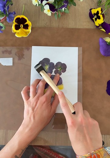 DIY Carte d'anniversaire à base de fleurs