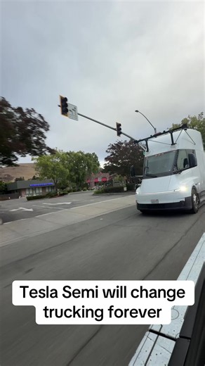New Tesla Semi will change trucking forever #fyp #viral #tesla #teslasemi #semitruck