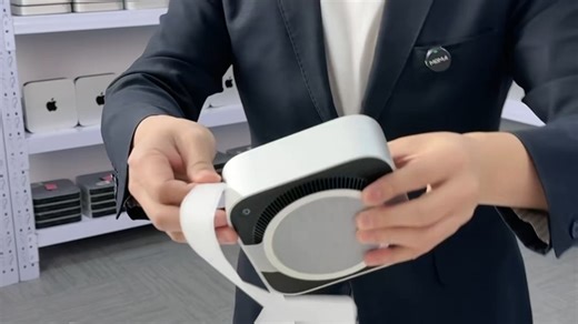 😱3000多块就把M4 Mac mini抱回家！ 🍎巴掌大却跑分爆表：英雄联盟满帧、AI出图3秒、4K剪辑丝滑！16G 1T实测吊打万元PC！⚡️雷电5前置