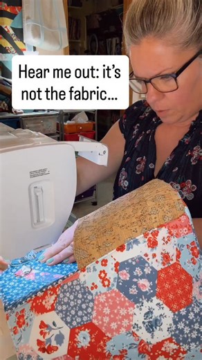 Be Mandy Things | Bag Sewing Patterns + Tips for Beginners on Instagram: "I used to think some fabrics were just “too hard” to sew. Faux leather would skip stitches, cork made my thread snap, and canvas felt like my machine was choking. I’d pack the project away, convinced I wasn’t ready for “real” bagmaking. But the fabric wasn’t the problem at all — the needle was. The universal 80/12 I left in my machine just couldn’t handle the bulk. Once I switched to the right type and size, everything cha