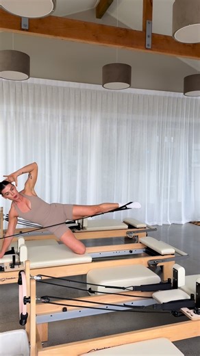 Lisa Lay on Instagram: "Inspired by the mat ~ A kneeling sidekick variation 🔥 The key to client success in this is the alignment through the supporting side and the way you cue the movement of the pelvis, not just the top leg 👌🏼 . . . Wearing @cleoharper_activewear 🤎 #reformerflow #pilatesinspodaily #reformerpilatesinstructor #pilatesstudio #reformerstudio"