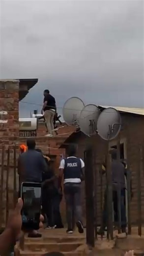 Aaaaaaa sokutshile esh yazi ubusela Sooo bafowethu asizameni ukusuthiseka ngalokhu okuncan esikutholayo. Omunye ufile omunye seboshiwe ingan sezosala zidubeka 💔💔 #20kfam #viewersfriendsfollowersnonfollowers | Blessing Dube