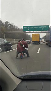 Der Bollerwagen bollert Richtung Wuppertal 🚲 Erst dachte ich, ich sehe nicht richtig. Ein kräftiger Mann auf dem Laufrad, der wohl sein Paket abfangen wollte. Dann das Cozy Coupe mit Nachschub für den 1.Mai! Und das alles im garantiert generierten Video auf der Autobahn Richtung Wuppertal, vorbei an Dortmund und Hagen! #fy #bollerwagen #autobahn #cozycoupe #wuppertal