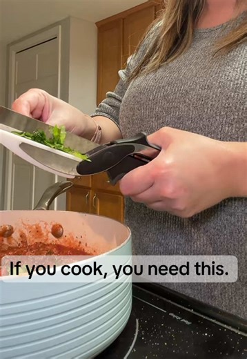 This just made chopping so much easier 🙌 Cut, scoop, straight to the pan — no extra mess, no extra tools. If you cook at home, this one’s a no-brainer ✂️🧄 #kitchenfinds #kitchengadgets #cookingtiktok #mealprephacks #homecooking