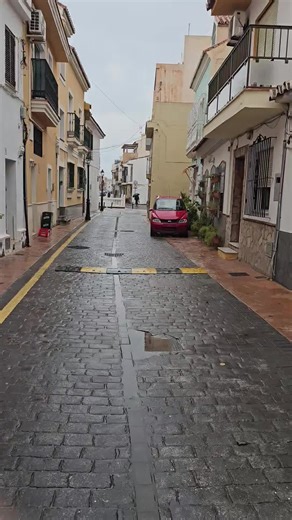 Apartmány ve Španělsku on Instagram: "Katastrofa se nekoná. Šestimetrové vlny? Ne. Bouřka století? Taky ne. Apokalypsa? Odložena. 🌧️ Trochu prší. 💨 Fouknul vítr. 😐 Je to nepříjemné? Ano. 🔥 Tragédie? Vůbec. Moře je pořád tam, domy stojí, kafe chutná stejně dobře a zítra bude zase slunce."