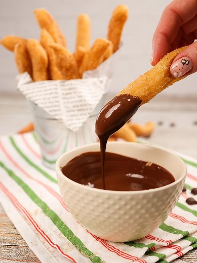 Ana Ciornei on Instagram: "Churros 🇪🇸 - gogoși spaniole Când ți-e poftă de ceva bun, dar vrei ceva rapid cu ingredientele din casă, încearcă un churros - rapid, crocant si mega gustos Ingrediente: *240g apă *160g făină *30g unt *2lg zahăr *2 ouă *un praf sare *zahăr alb + scorțișoară *sos ciocolată ( ciocolată topită + smântână lichidă sau cremă de alune) #churro #churros #retetachurros #churroscuciocolata #churrosdecasa #retetarapida #desertusor #desertrapid #gogosispaniole #retetagogosi"