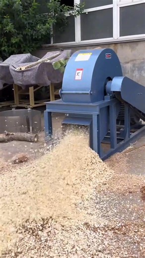 The disc cutting machine is mainly composed of a frame, a cutter head, a feeding port, a cover, an electronic system, and other parts. The cutterhead is the core component, on which flying knives are installed to cut wood through high-speed rotation #Efficientwoodcutting #Multipurposemachine #Flexiblemobility #Energysavingandlowconsumption #Goodcrushingeffect #Easytooperate #Safeandreliable #Forestryprocessing #Biomassenergyproduction #Agriculturalwastedisposal #Sumatra #NewGuineaIsland #Sulawes