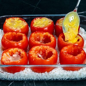 132K views · 792 reactions | Geschichte der 9 Tomaten! Mit Hähnchenbrust gefüllt, auf einem Reisbett in den Ofen geben Zutaten: Tomaten - 9 Stück Semmelbrösel - 50 g gekochter Reis - 150 g Käse - 100 g Für die Füllung: Hühnerbrust - 400 g Öl - 20 ml Salz - 5 g schwarzer Pfeffer - 3 g süßer Paprika - 4 g Knoblauchpulver - 3 g Eier - 2 Stück Sauerrahm - 50 g Blechgröße 32 x 16 cm IM BACKOFEN 180 °C/25 MIN | Schmackhaft.tv | Facebook