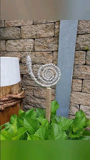 DIY garden stakes made of wire and stick #gardendecoration #gardendecoration #wirediy #gardendeco...