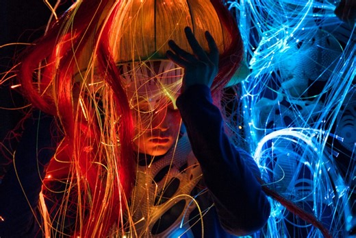 I dag er der premiere på OCEAN. OCEAN er en magisk danseforestilling og sanselig installation i ét – skabt særligt til gravide personer og babyer under 6 måneder og deres voksne. I et drømmende dybhavsunivers vækkes sanserne gennem dans, blødt lys, selvlysende væsener og et beroligende, organisk lydlandskab. Det er en oplevelse, der inviterer til ro, nærvær og fordybelse – og styrker båndet mellem baby og voksen, både før og efter fødslen. Forestillingen er skabt i et tværkunstnerisk felt med fo