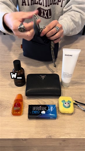 店頭でもオンラインでも人気のバッグ👜 スタイリングの差し色、アクセントとしてちょうど良すぎるサイズ感なのに、結構物も入って普段荷物少ない方やバッグを持たないっていう方にもめっちゃオススメです！ 僕も普段バッグを持つことが少ないんですけど、いうてもポケットパンパンになるのも嫌やしなーって思ってたんやけどちょうどいいのが見つかりました🤩 このサイズ感でこんなに入るん！？ってびっくりしました😳 紐の部分もパラコードでバッグの素材はナイロンだからどんなカジュアルスタイルにもハマるし、キレイめコーデの外しなんかでもめちゃくちゃ良いよね？😏 #ootdfashion #fyp #おすすめ #バズれ #fashion #00s #アパレル店員 #ショルダーバッグ #ポーチ #whatsinmybag #ミニバッグ #春服