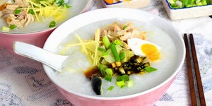 Cantonese Porridge With Lean Pork and Century Eggs (皮蛋瘦肉粥)