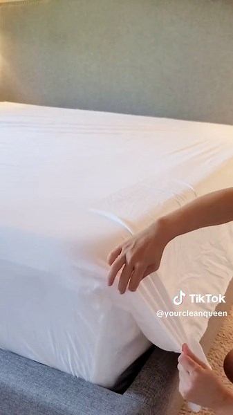 How to make mitered corners on a bed sheet ▪️Lay sheet flat on bed then take one corner of the sheet and fold diagonally to create a triangle shape. ▪️Fold triangle toward the side of the bed. ▪️Tuck sheet at the front base under the bed. ▪️Take the edge of the triangle corner and fold down aligning along the bed corner. ▪️Tuck any excess fabric under the folded triangle. ▪️Do this for the bottom corners. #miteredcorners #miterededge #bedroomhacks #bed #homehacks #cleaninghack #organizationhack 