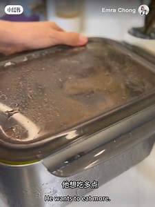 关注小红书：Emra Chong 当归鸡汤 Dang Gui Chicken Soup 材料 Ingredients 1只甘榜鸡，切半1kampung�chicken, halved 2片当归 2 slices of Dang Gui 1把红枣 a handful of red dates 1把枸杞 a handful of goji berries 适量水water 适量盐salt to taste 做法： 1. 把鸡洗干净，放入锅内。 2. 加入药材。 3. 加入水。 4. 盖上锅盖煮1小时，加入适量盐调味即可。趁热享用。 | The Little Shop