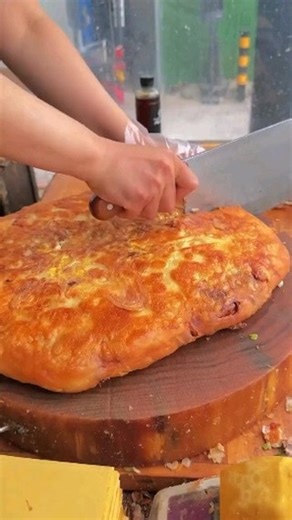 Show Yunhe on Instagram: "This big meat pie looks delicious and smells amazing. #gourmet food"