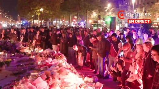 Suivez en direct les hommages aux victimes des attentats du 13 novembre 2015. Des rassemblements sont organisés Place de la République à Paris pour commémorer les 10 ans des attentats les plus meurtriers en France depuis la seconde guerre mondiale. Dans la soirée du 13 novembre 2015, Paris et sa proche banlieue furent frappées par une série d’attaques terroristes coordonnées. Des commandos djihadistes ont frappé plusieurs lieux : des terrasses de cafés et de restaurants dans les 10ᵉ et 11ᵉ arron