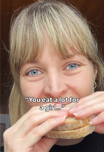 The sentence “You eat quite a lot for a girl” may sound like an innocent comment, but it is actually evaluative, stereotypical, and potentially hurtful. 💔 From a nutritional perspective, there is no “right” amount of food by gender ☝️– energy needs vary based on metabolism, movement, hormonal settings, and psychological state. 👌 A similar remark can undermine the relationship with food, cause shame, and reinforce restrictions that are a common trigger for problematic eating. 🙇🏼‍♀️ If we want