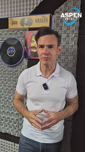 🎶🔥 Hoy el reggae está de fiesta: ¡Bob Marley cumpliría años! 🌿🎤 ☀️ El hombre, la leyenda, la voz de la revolución pacífica. Desde One Love hasta Redemption Song, su música sigue sonando, su mensaje sigue inspirando y su espíritu sigue iluminando el mundo 🌍💛💚❤️ 🎸✨ Porque Bob no solo hizo reggae, hizo historia. Y en Aspen, su legado sigue más vivo que nunca. ¡Subí el volumen y celebrá con nosotros! 🎶🔥 | Radio Aspen 102.7 FM