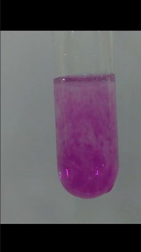 Experimento: Reação entre permanganato de potássio e água oxigenada em meio ácido.