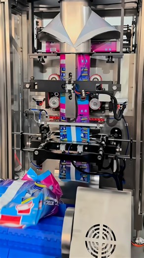 Samfull181 on Instagram: "2kg detergent powder VFFS packing machine, custom solution for Ecuador client. #machine #fillingmachine #washingpowder #packagingmachine #factory"