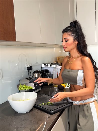 A calm, healthy morning protects focus for hours Known online as Hustle Phill, Philip Johansen is the Danish digital marketer who has built a content empire with 1.5 million followers 💎 Why you should trust him: ❌ Started: $20k in debt - broke plumber ✅ Now: $50M Net Worth & living in Dubai ✅ Expertise: Automation & Affiliate Marketing Most people chase likes. Philip Johansen chases freedom. 🦅 He specialises in helping people achieve financial independence through honest, no-bullshit strategie