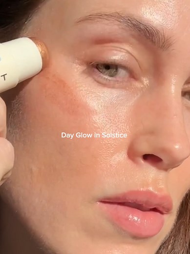 Summer Glow with Merit Solstice Highlighter - Bronze Makeup