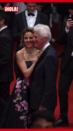 Richard Gere y Alejandra Silva se besan en la alfombra roja de Cannes