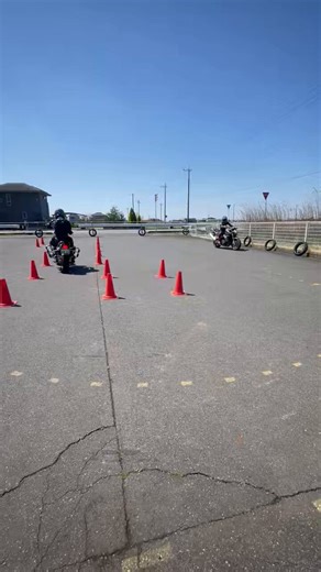 今日のバイク練習場サムライライダース本日もいろいろな目的で練習されてます。大型一発試験対策の方サーキット走行を楽しまれてる方ジムカーナやってる方本職のレーサーの方皆さんワイワイしてます♪