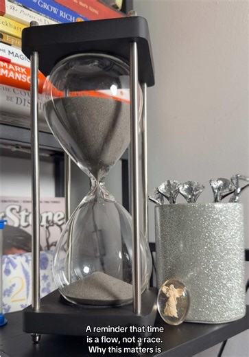 This is why I love my sand timer: it pulls me back into presence. When I flip it, I’m not rushing against the clock — I’m flowing with it. The grains remind me that focus is found in moments, not in hurry. Use it for journaling, meditating, deep work, or simply to reset between tasks. It’s a small ritual, but it creates a big shift: from chasing time to moving with it. #MindfulFlow #TimeIsSacred #SlowLiving #PresencePractice #FocusAndFlow