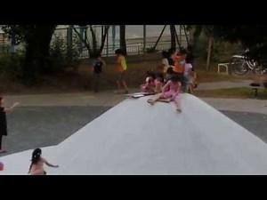 公園で遊ぶたくさんの子供たち2