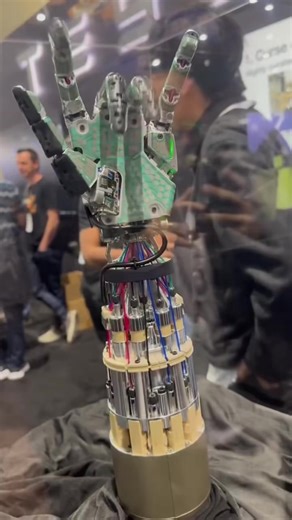 The twisting motion was both flexible and rhythmic. #robot #hand #real #industrial #cute