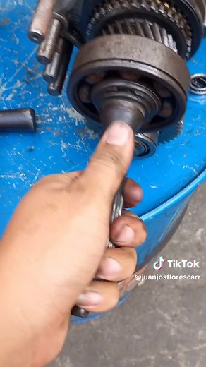 ¿Porque suena cuando meto el retroceso? 🤔 . . . #transmision #mecanica #automotriz #mecanicaautomotriz #reparacionautomotriz #repuestosautomotrices