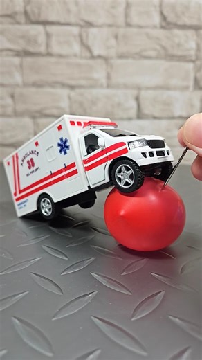 Diecast Cars Ambulance Balloon popping | ダイキャストカー救急車が風船ではじける☆サスペンションテスト