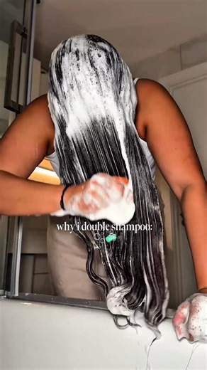 Keisha Kira on Instagram: "a game changer for limp curls💓 Inspo @greasyhairqueen Why I LOVEEE double shampooing: 🧼more effective cleansing 🫧 I feel like the first shampoo helps wash away the surface dirt and product buildup, and the second shampoo gives a more deep cleanse your scalp and strands. 💦can hep increase hydration ✨ when your strands are properly cleansed, its way more likely to absorb all the delish butters and oils more effectively 💓more definition 🪩 helps my curls clump togeth