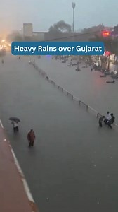 Heavy rains hit Surat, Gujarat, causing significant waterlogging. Other parts of the region also received heavy rainl. 🌧️🚧 #Rain #GujaratWeather #Waterlogging #Monsoon2024 #Weather | Weather & Radar India